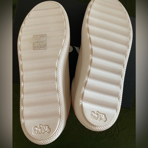 NIB Women’s Coach Low Top Sneakers with Tea Flowers Size 9 - Picture 3 of 7